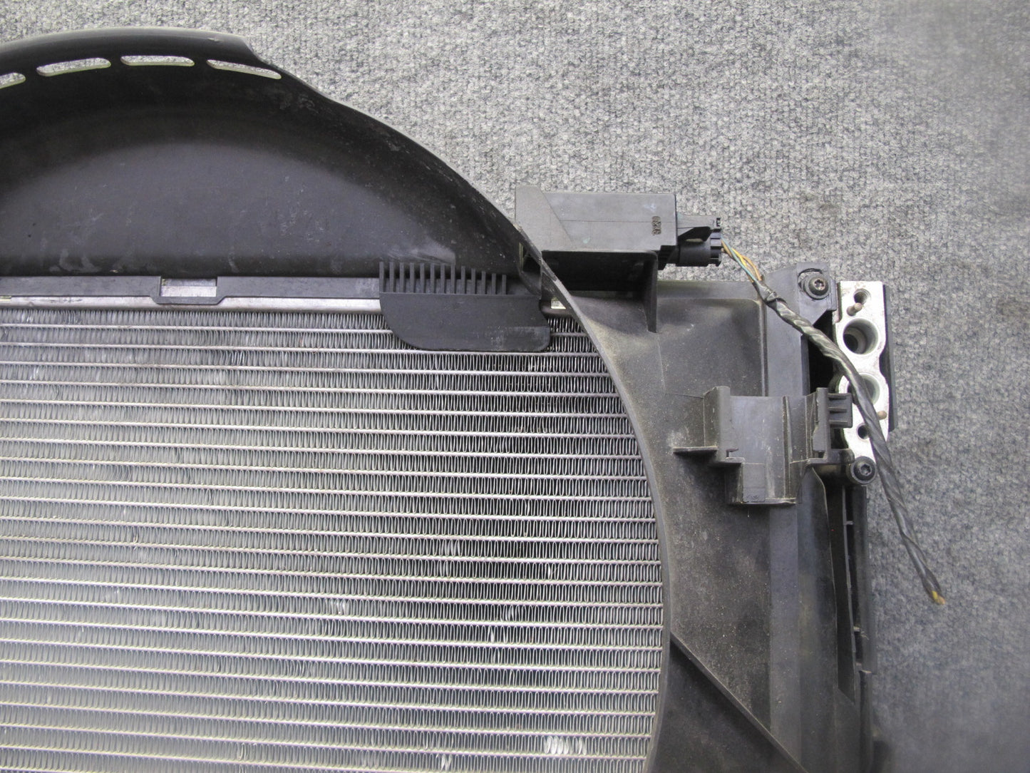 01-02 BMW E46 M54 Engine Radiator A/C Condenser Oil Cooler Shroud Set OEM