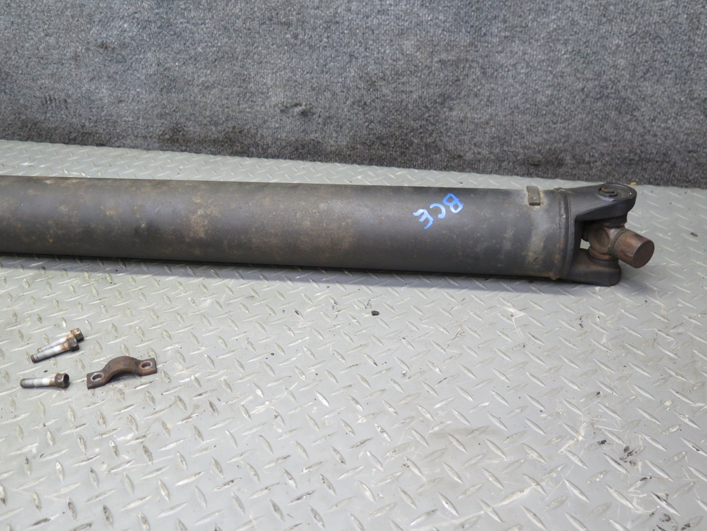 2009-2014 Cadillac Escalade 6.2L AWD Rear Driveshaft Drive Shaft 22845689