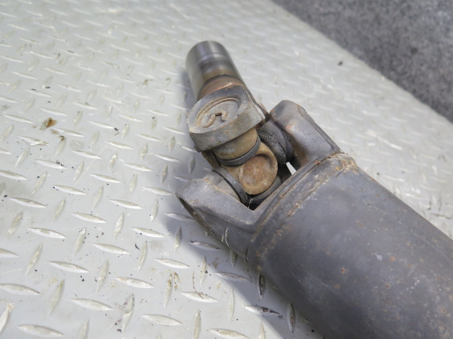 2009-2014 Cadillac Escalade 6.2L AWD Rear Driveshaft Drive Shaft 22845689