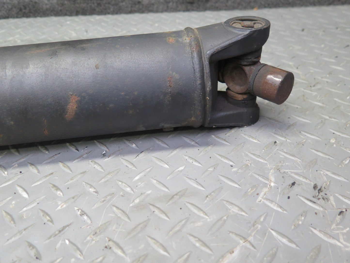 2009-2014 Cadillac Escalade 6.2L AWD Rear Driveshaft Drive Shaft 22845689