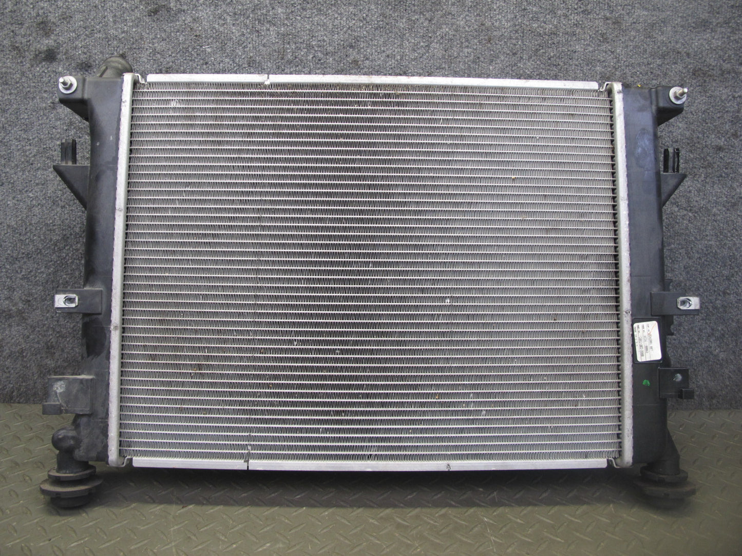 06-10 Pontiac Solstice SKY 2.4L A/T Engine Cooling Radiator w Fanshroud 20K OEM