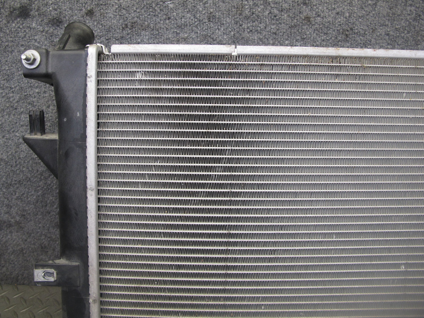 06-10 Pontiac Solstice SKY 2.4L A/T Engine Cooling Radiator w Fanshroud 20K OEM