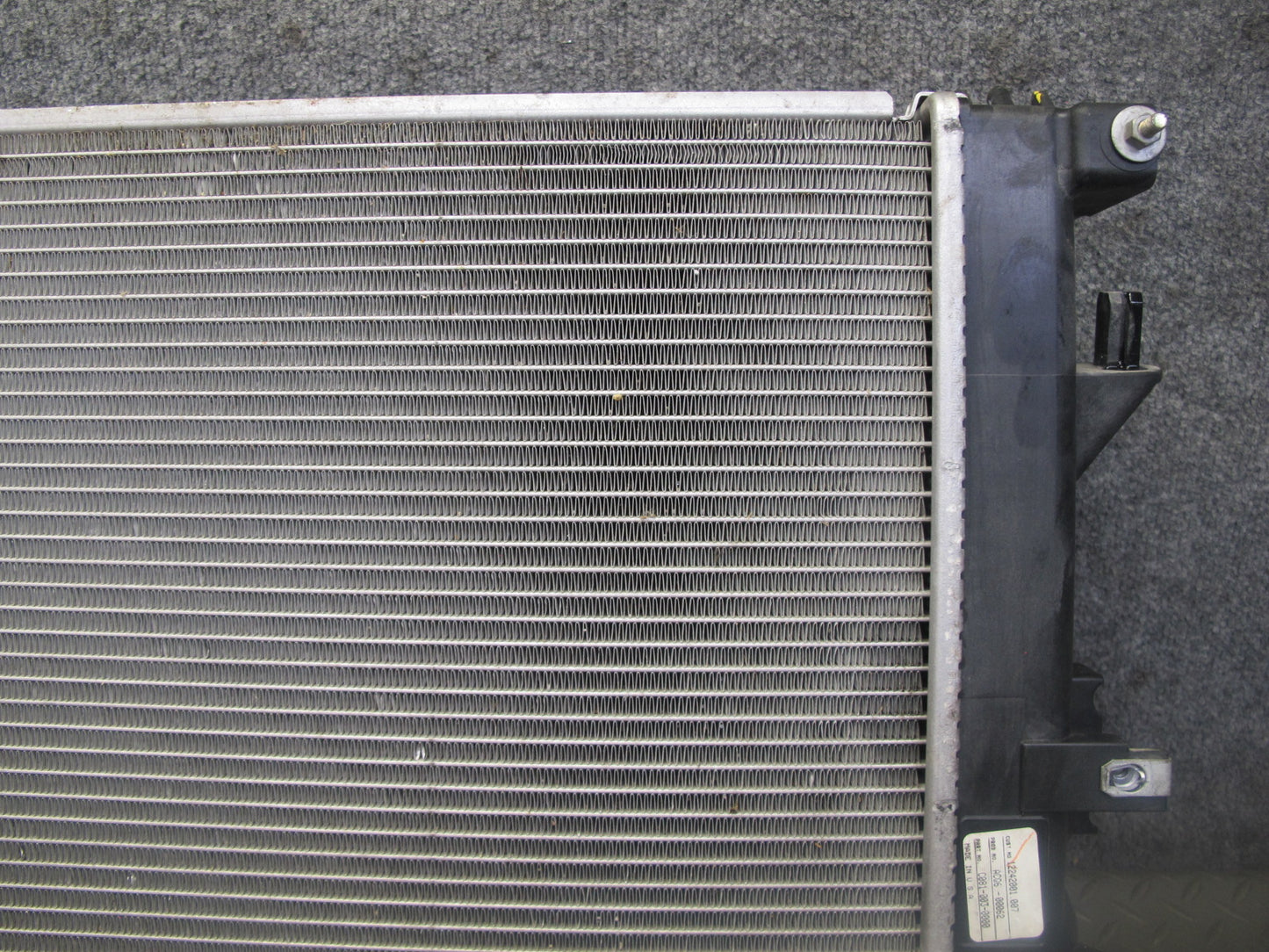 06-10 Pontiac Solstice SKY 2.4L A/T Engine Cooling Radiator w Fanshroud 20K OEM