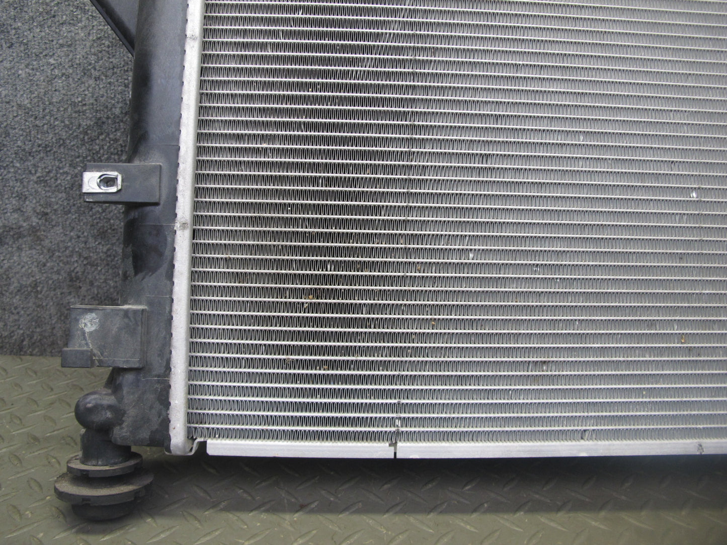 06-10 Pontiac Solstice SKY 2.4L A/T Engine Cooling Radiator w Fanshroud 20K OEM