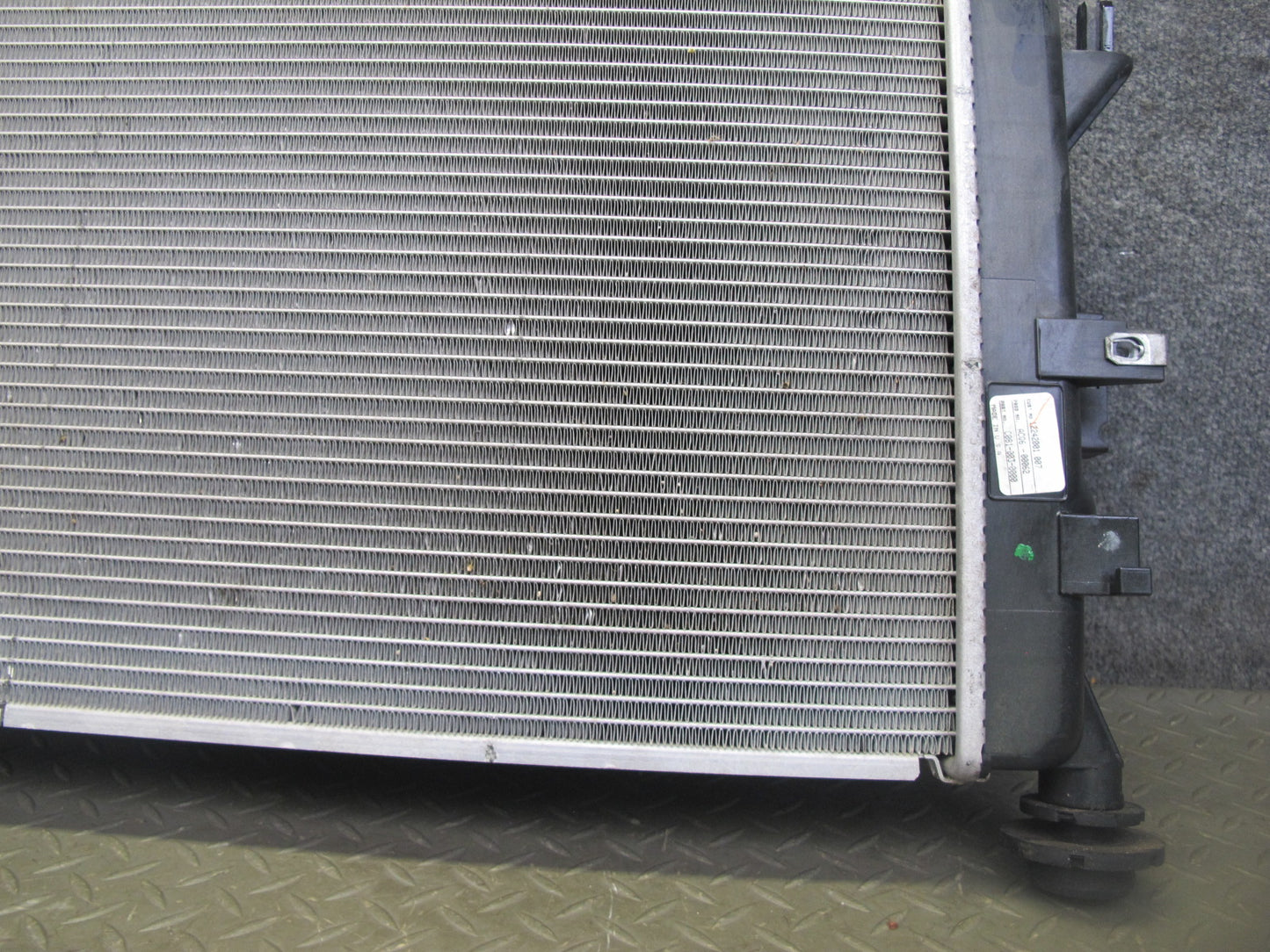 06-10 Pontiac Solstice SKY 2.4L A/T Engine Cooling Radiator w Fanshroud 20K OEM