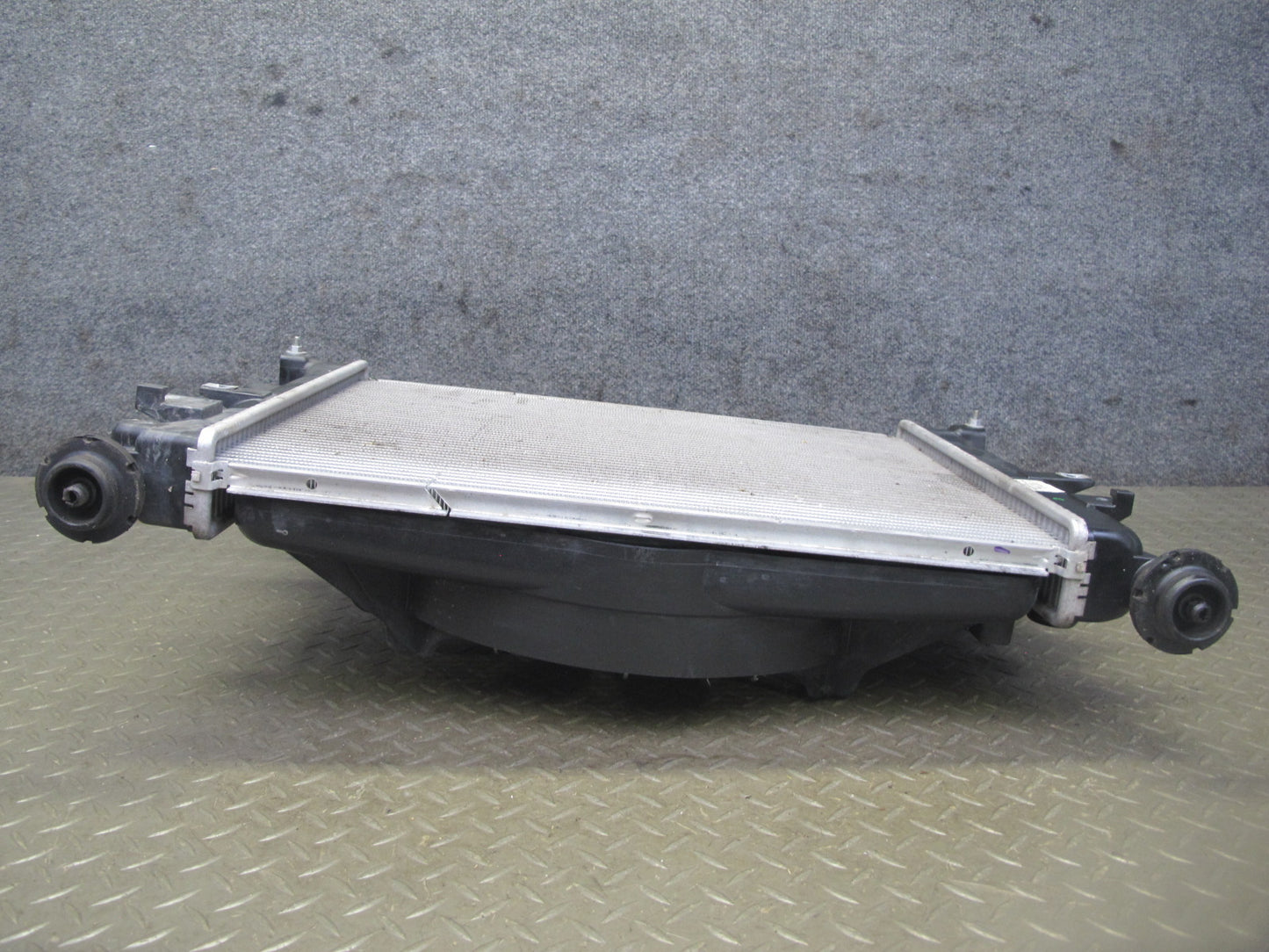 06-10 Pontiac Solstice SKY 2.4L A/T Engine Cooling Radiator w Fanshroud 20K OEM