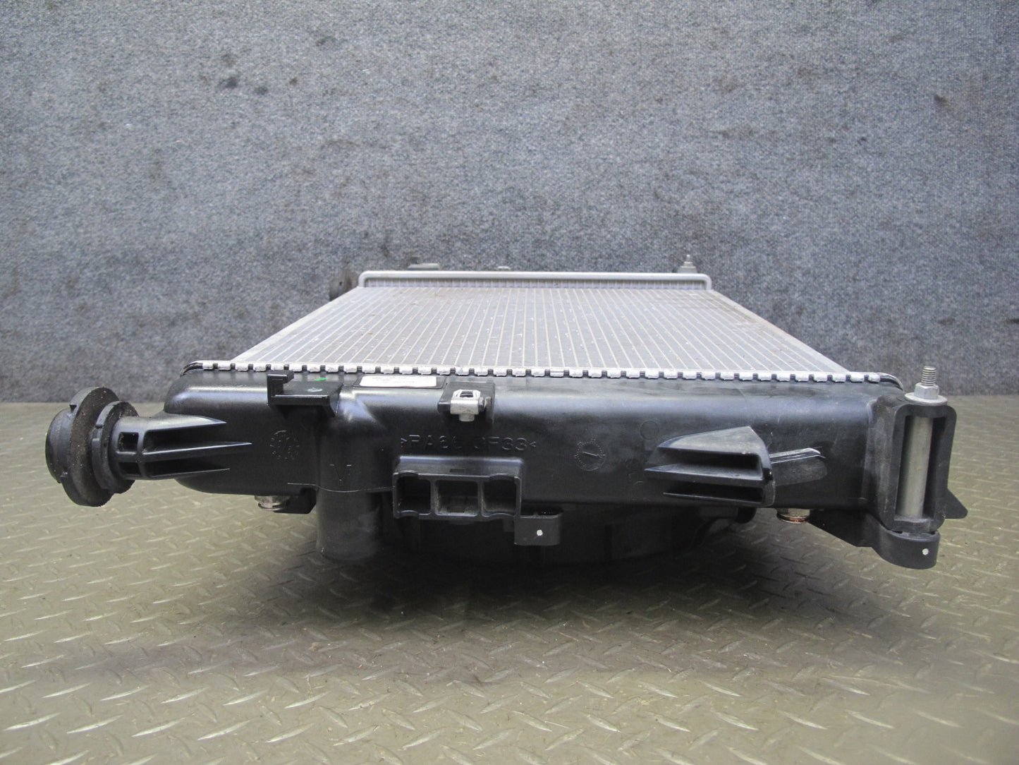 06-10 Pontiac Solstice SKY 2.4L A/T Engine Cooling Radiator w Fanshroud 20K OEM