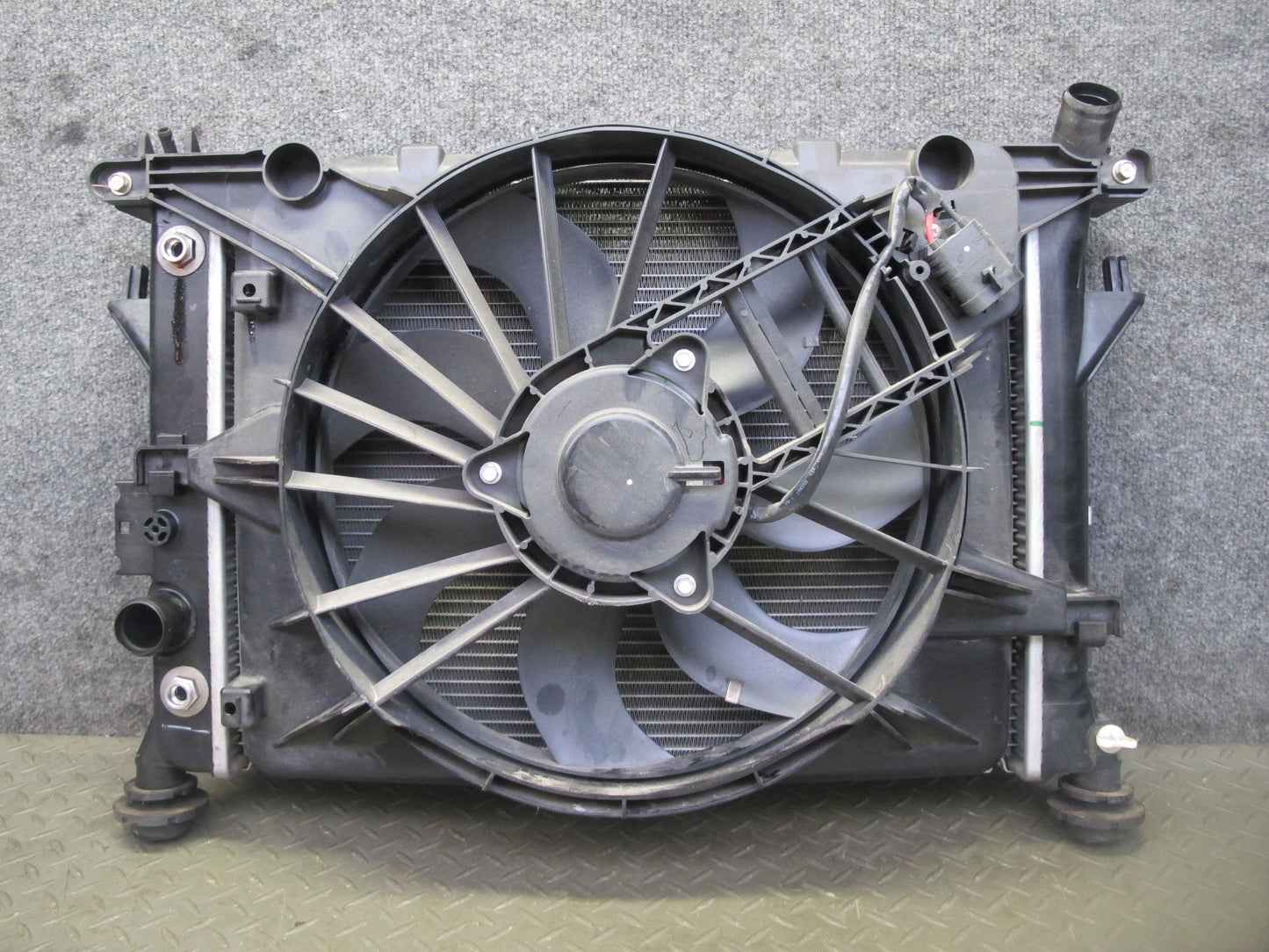 06-10 Pontiac Solstice SKY 2.4L A/T Engine Cooling Radiator w Fanshroud 20K OEM