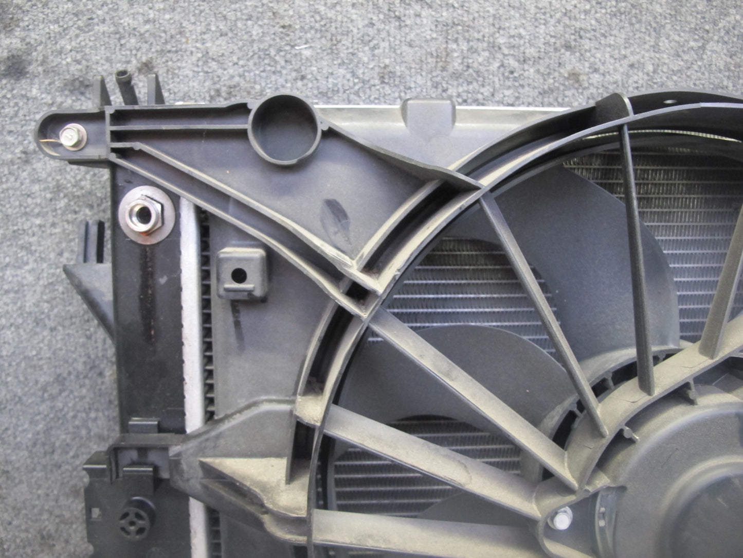 06-10 Pontiac Solstice SKY 2.4L A/T Engine Cooling Radiator w Fanshroud 20K OEM