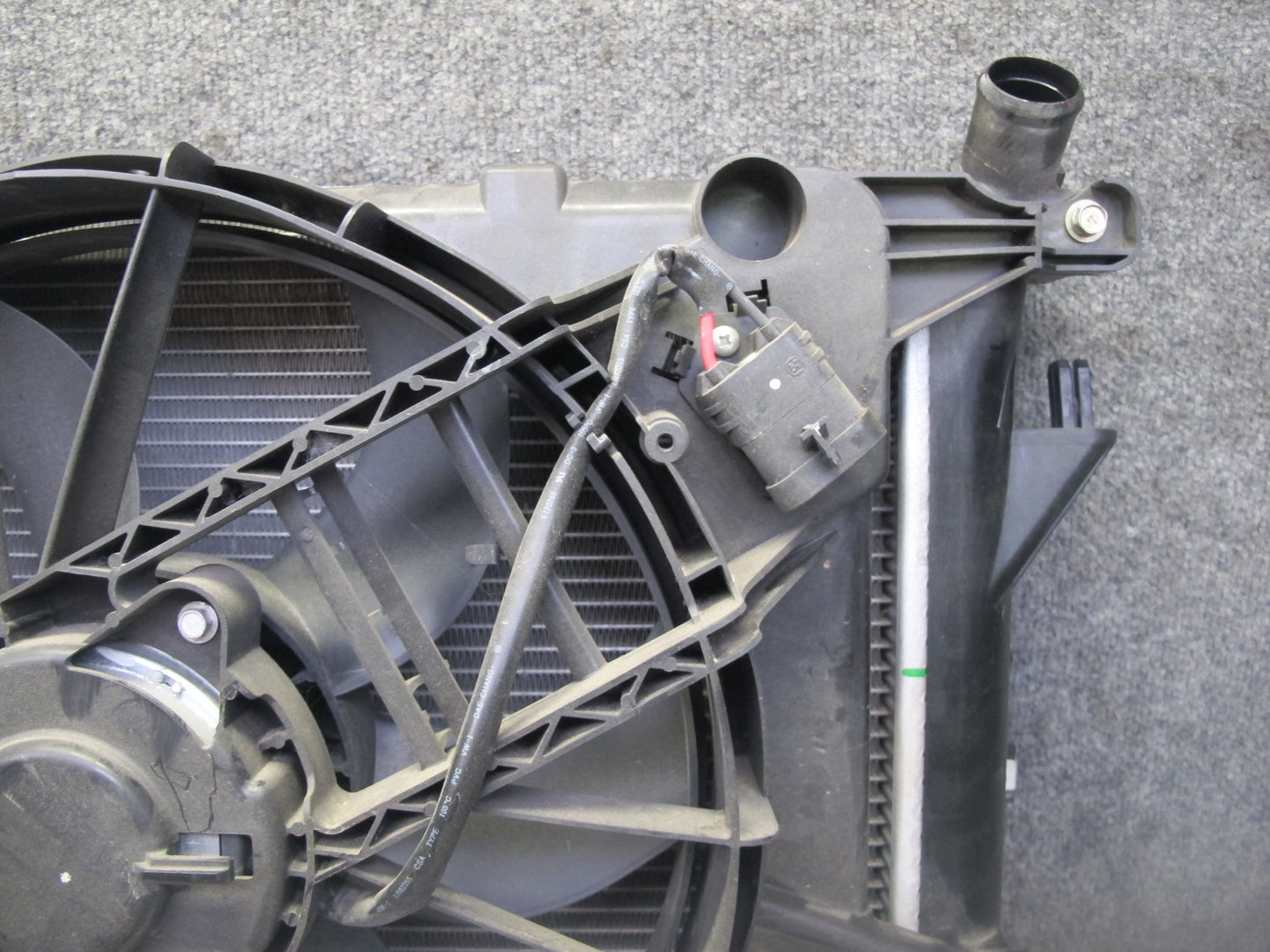 06-10 Pontiac Solstice SKY 2.4L A/T Engine Cooling Radiator w Fanshroud 20K OEM