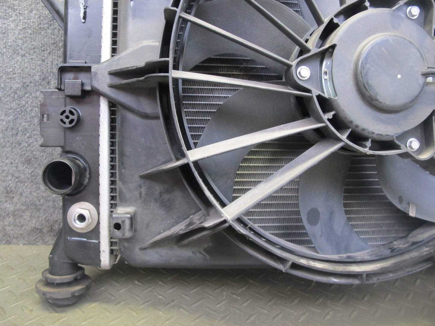 06-10 Pontiac Solstice SKY 2.4L A/T Engine Cooling Radiator w Fanshroud 20K OEM