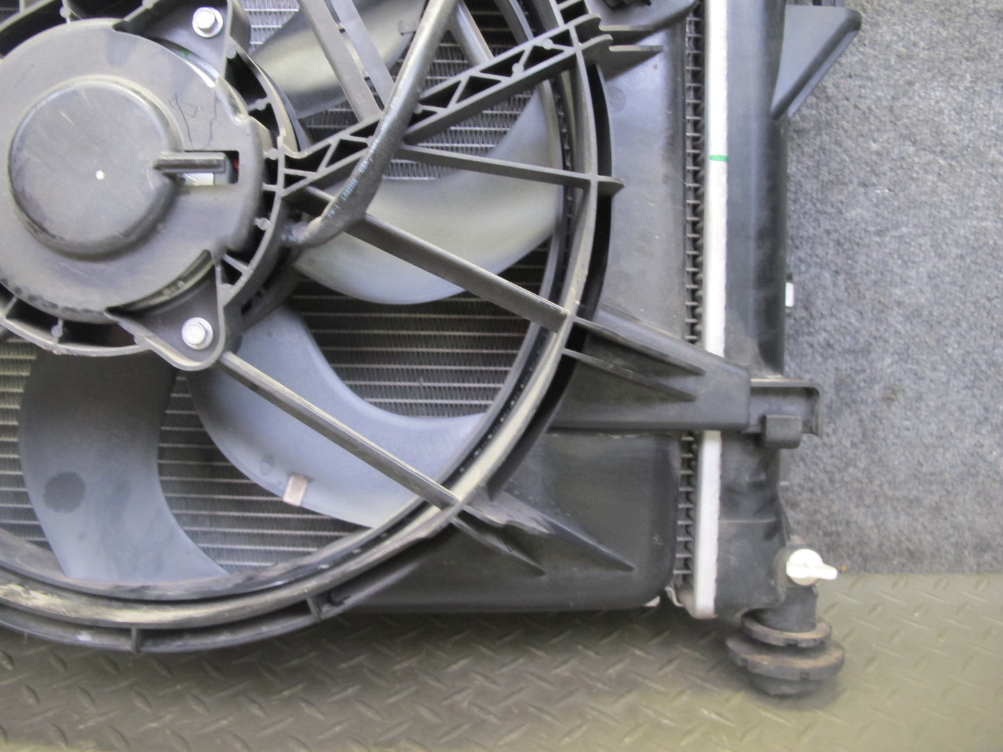 06-10 Pontiac Solstice SKY 2.4L A/T Engine Cooling Radiator w Fanshroud 20K OEM