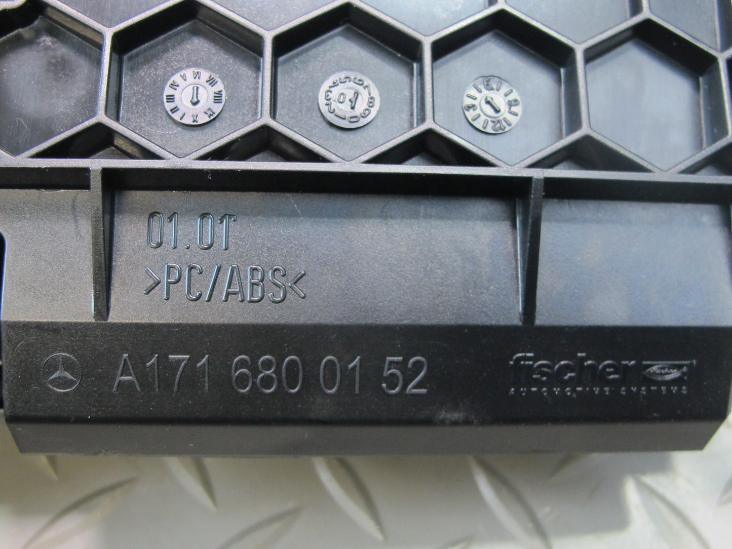 05-11 Mercedes R171 SLK Dash Front Center Ash Tray w Lighter 1716800152 OEM