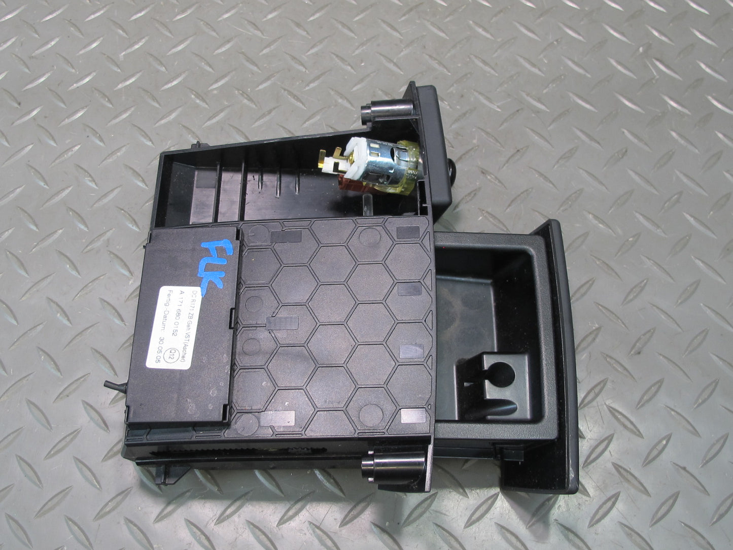 05-11 Mercedes R171 SLK Dash Front Center Ash Tray w Lighter 1716800152 OEM