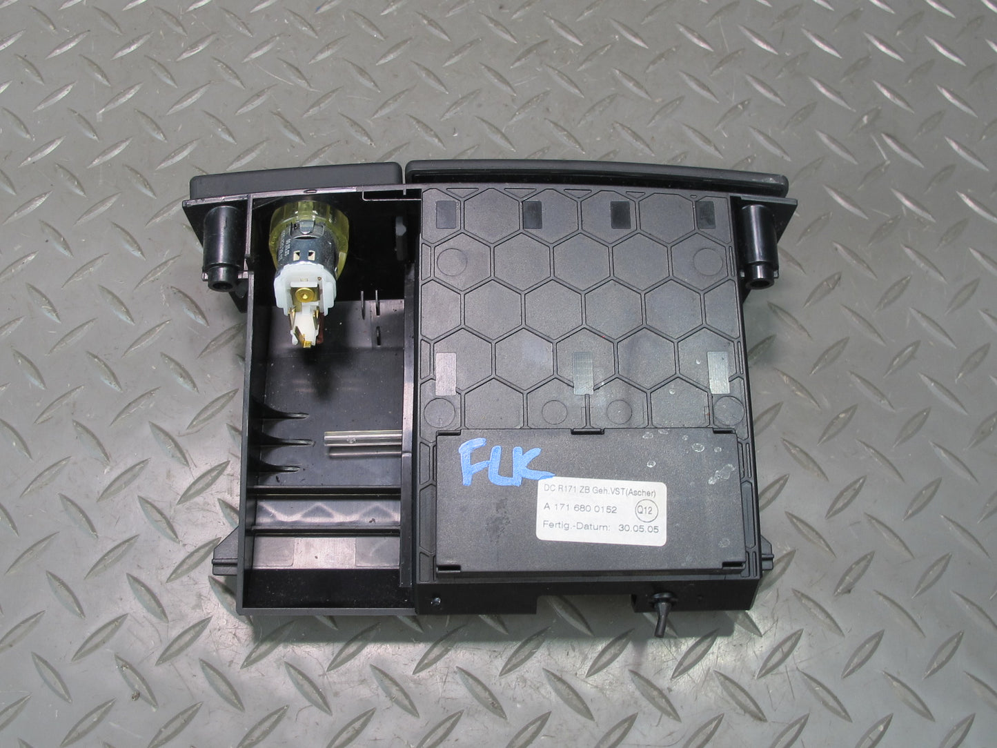 05-11 Mercedes R171 SLK Dash Front Center Ash Tray w Lighter 1716800152 OEM