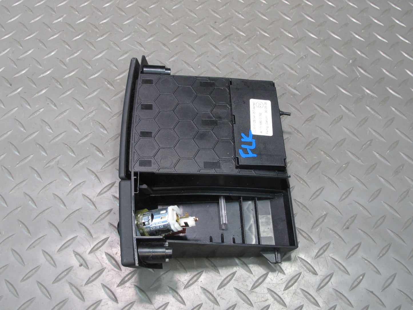 05-11 Mercedes R171 SLK Dash Front Center Ash Tray w Lighter 1716800152 OEM