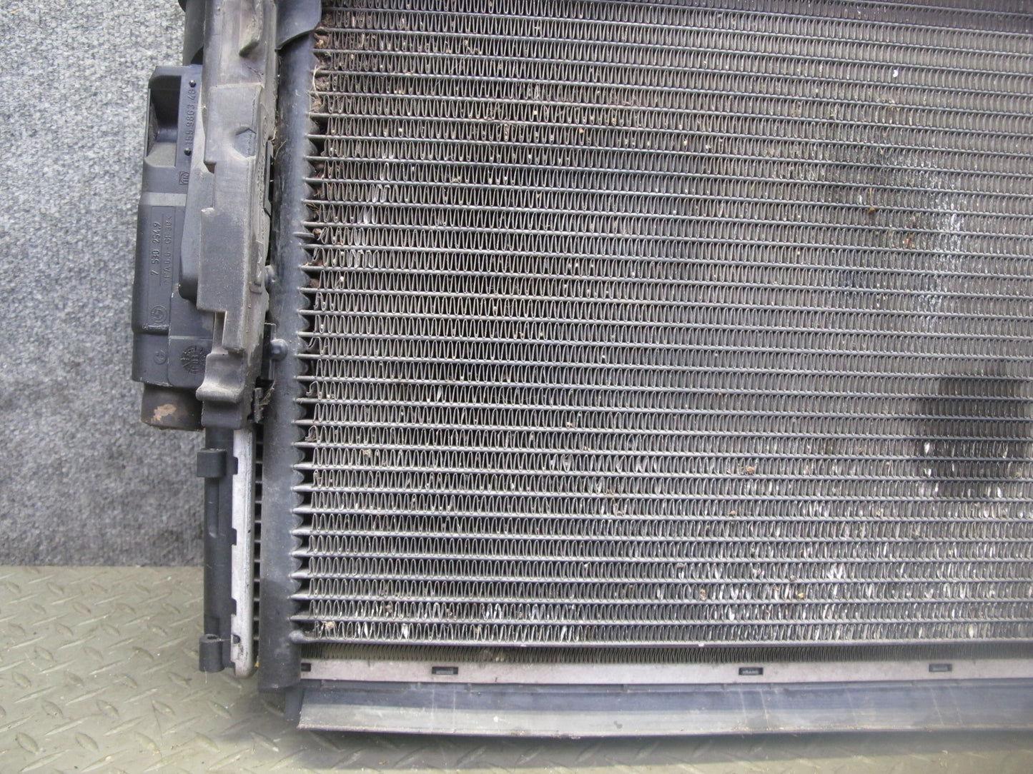 03-06 BMW E46 330Ci M54 A/T Engine Radiator A/C Condenser Oil Cooler Shroud Set