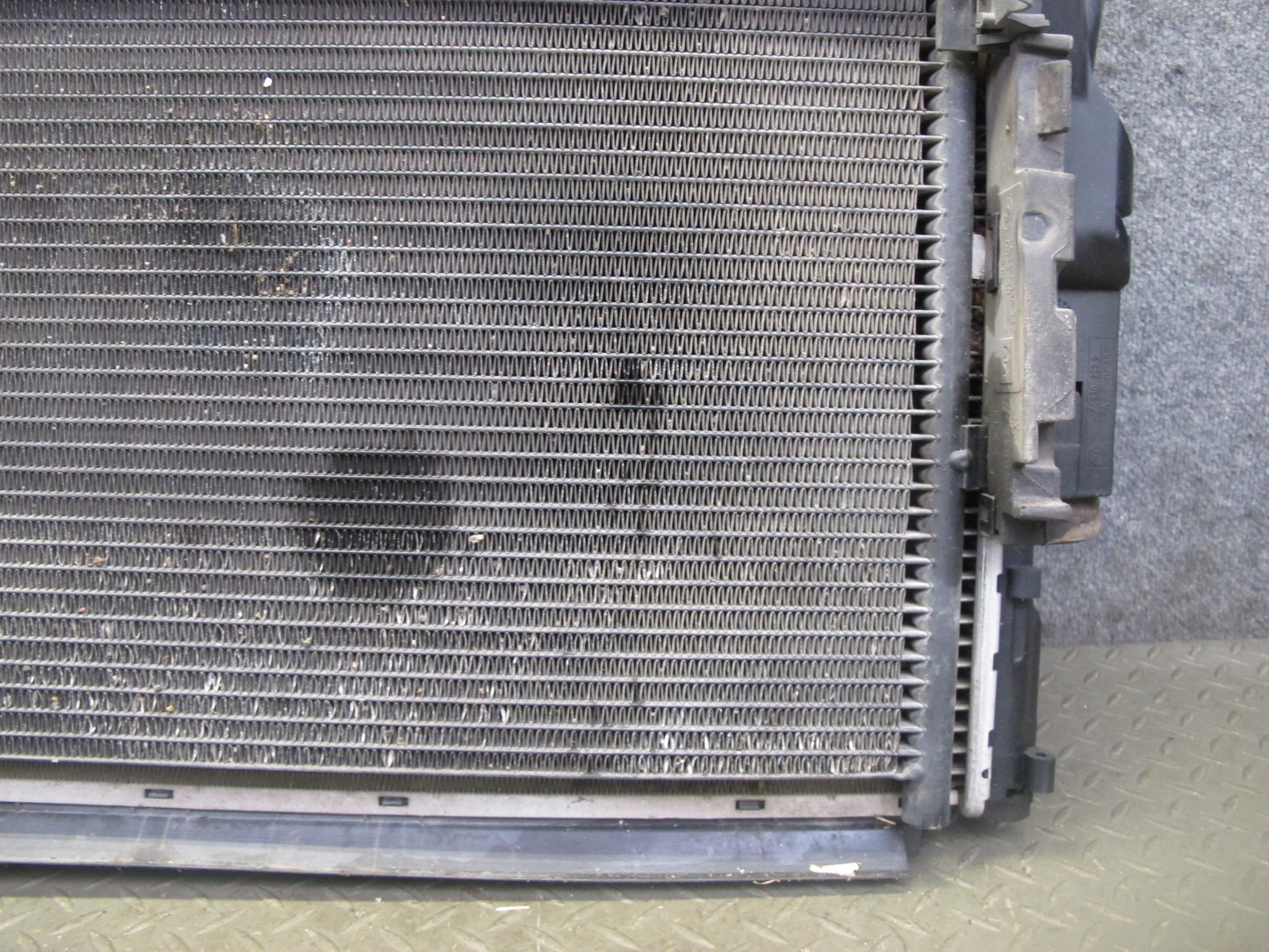 03-06 BMW E46 330Ci M54 A/T Engine Radiator A/C Condenser Oil Cooler Shroud Set