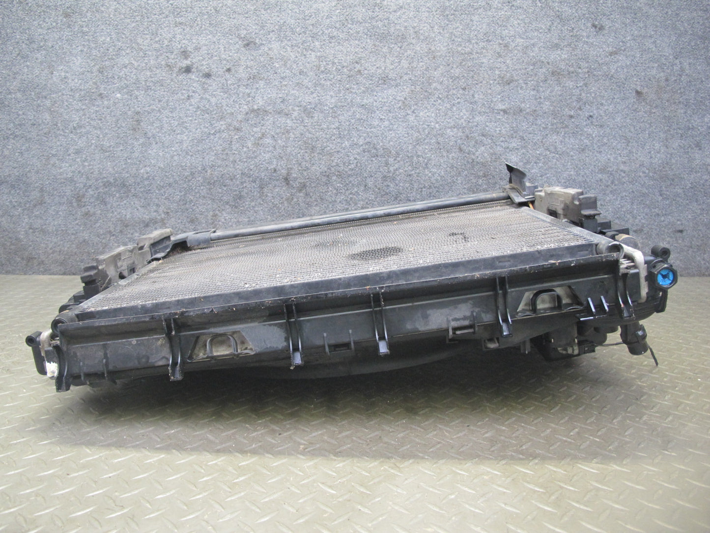 03-06 BMW E46 330Ci M54 A/T Engine Radiator A/C Condenser Oil Cooler Shroud Set