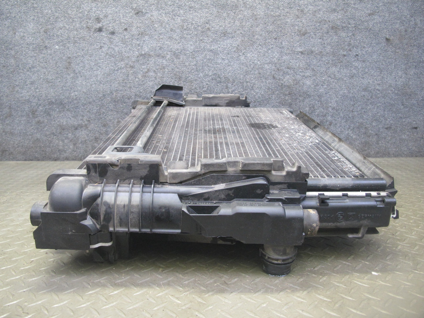 03-06 BMW E46 330Ci M54 A/T Engine Radiator A/C Condenser Oil Cooler Shroud Set