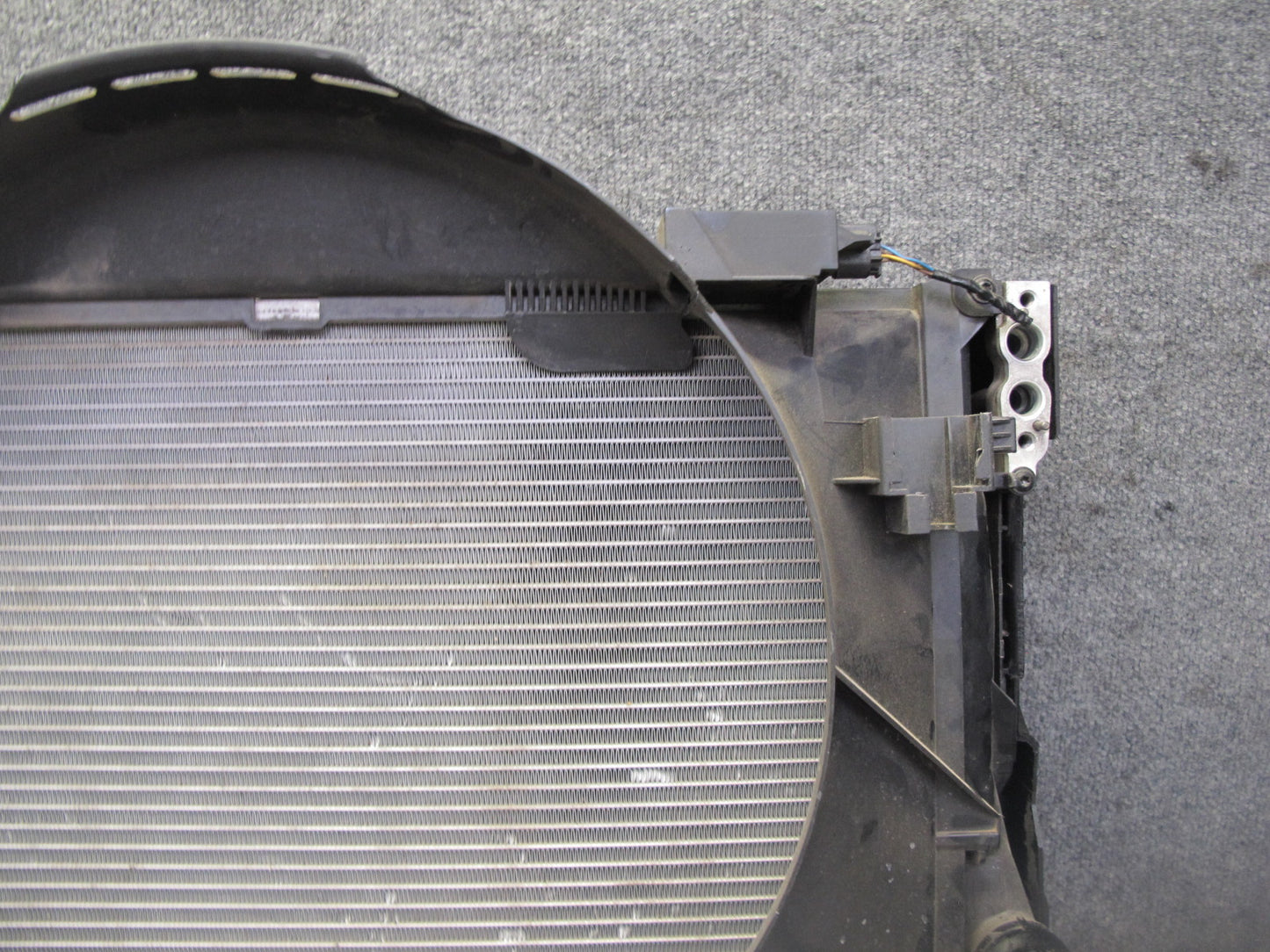 03-06 BMW E46 330Ci M54 A/T Engine Radiator A/C Condenser Oil Cooler Shroud Set