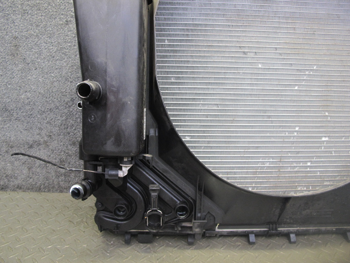 03-06 BMW E46 330Ci M54 A/T Engine Radiator A/C Condenser Oil Cooler Shroud Set