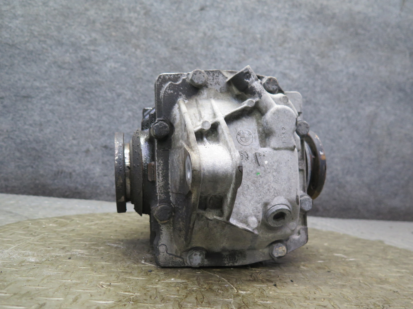 01-06 BMW E46 330i 330Ci A/T Rear Differential Carrier 3.38 Ratio 7505393 OEM