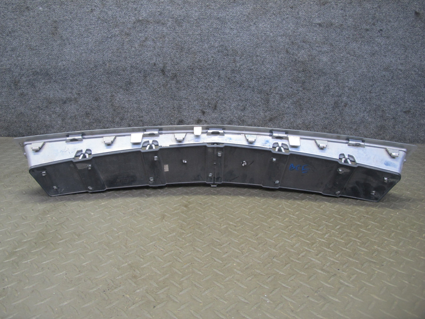 2009-2014 Cadillac Escalade Front Bumper Center Lower Grille 15907624