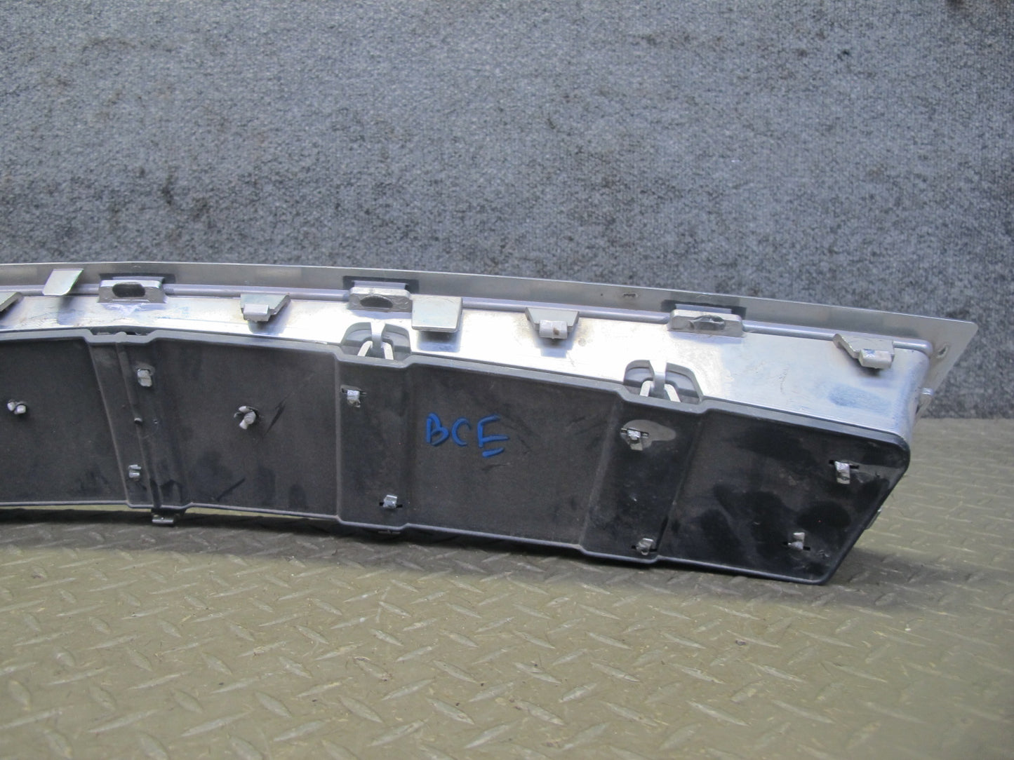 2009-2014 Cadillac Escalade Front Bumper Center Lower Grille 15907624