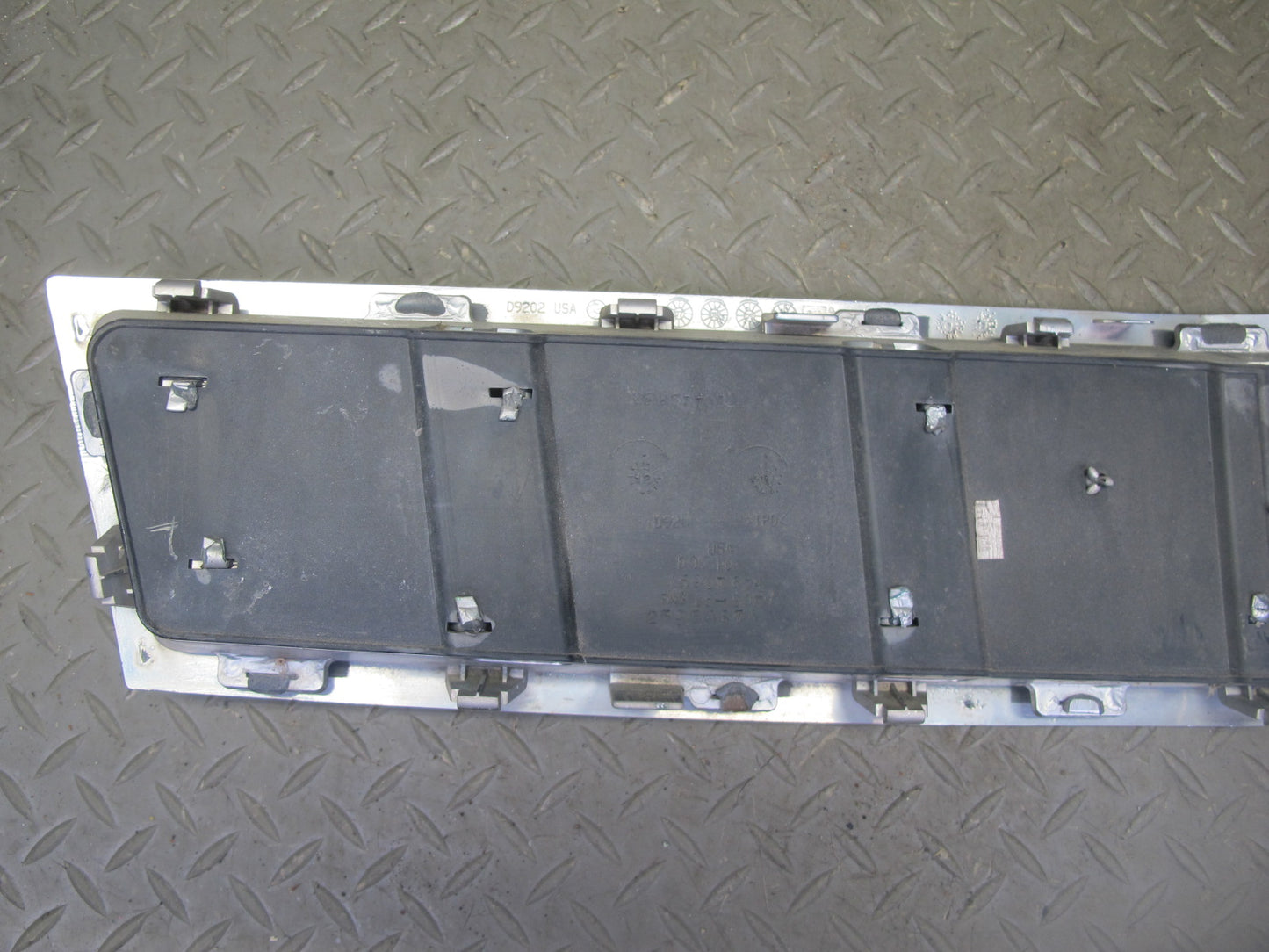 2009-2014 Cadillac Escalade Front Bumper Center Lower Grille 15907624