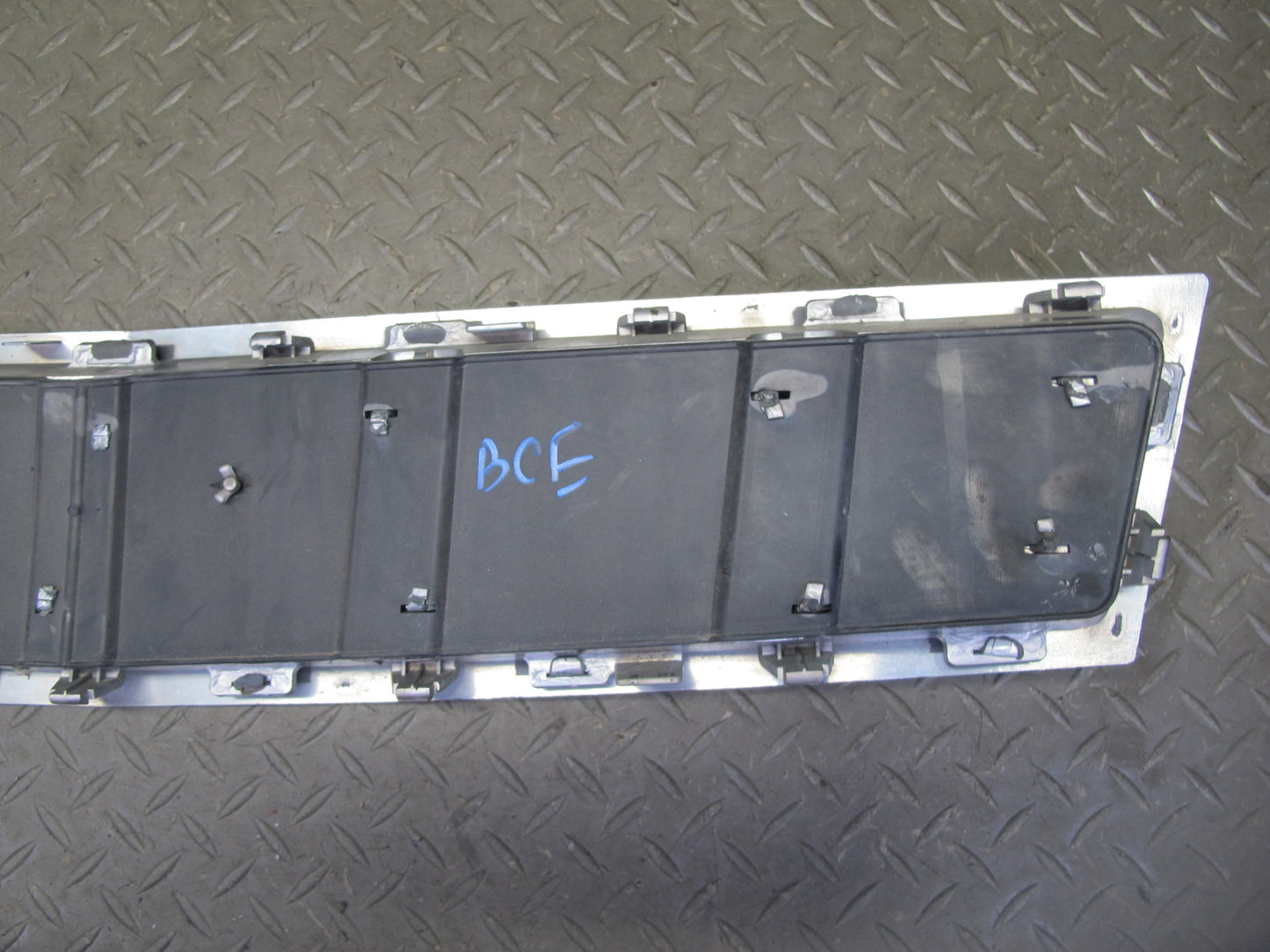 2009-2014 Cadillac Escalade Front Bumper Center Lower Grille 15907624