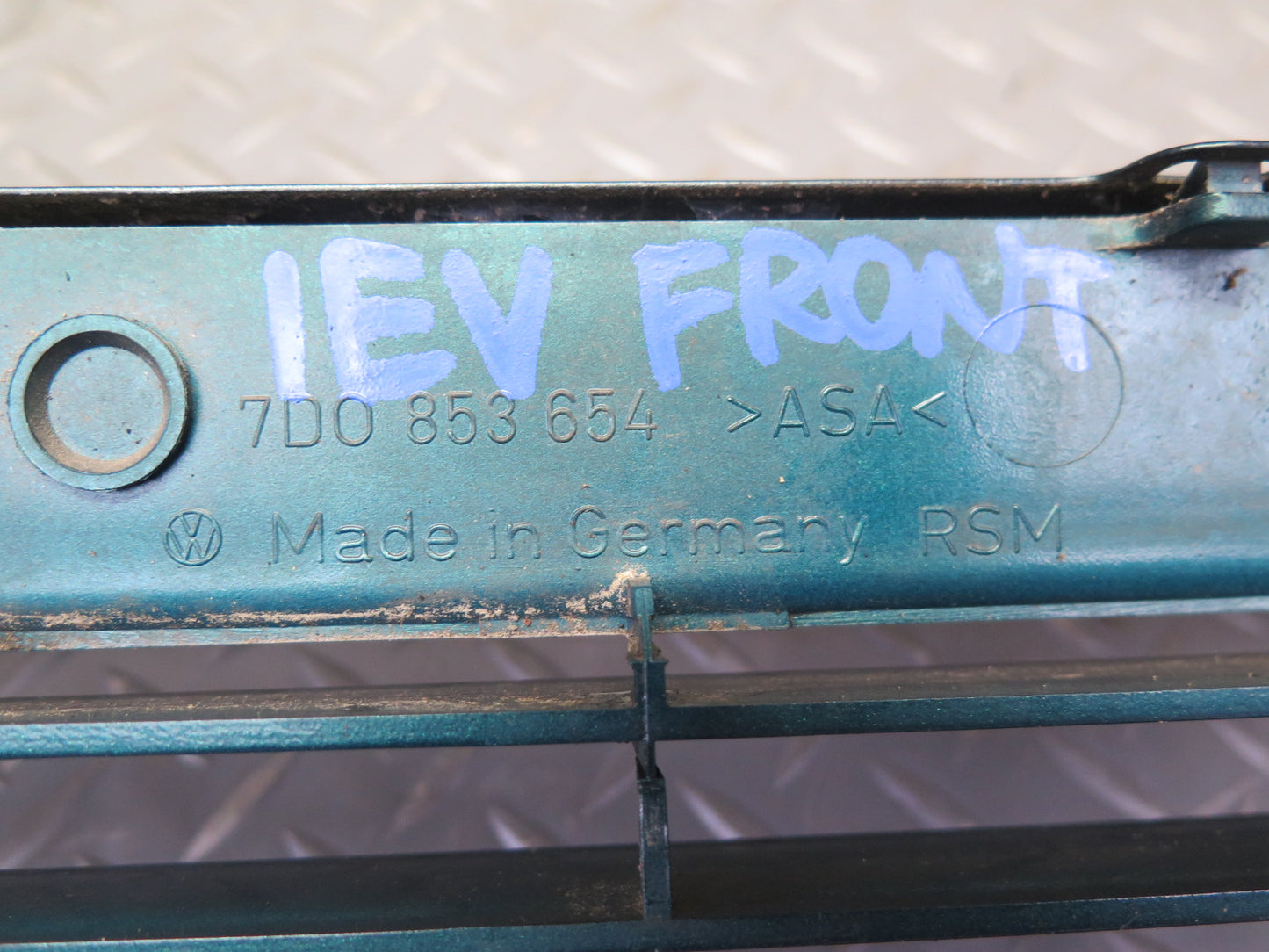 97-03 VW Eurovan T4 Front Radiator Center Lower Grille Green 7D0853654 OEM