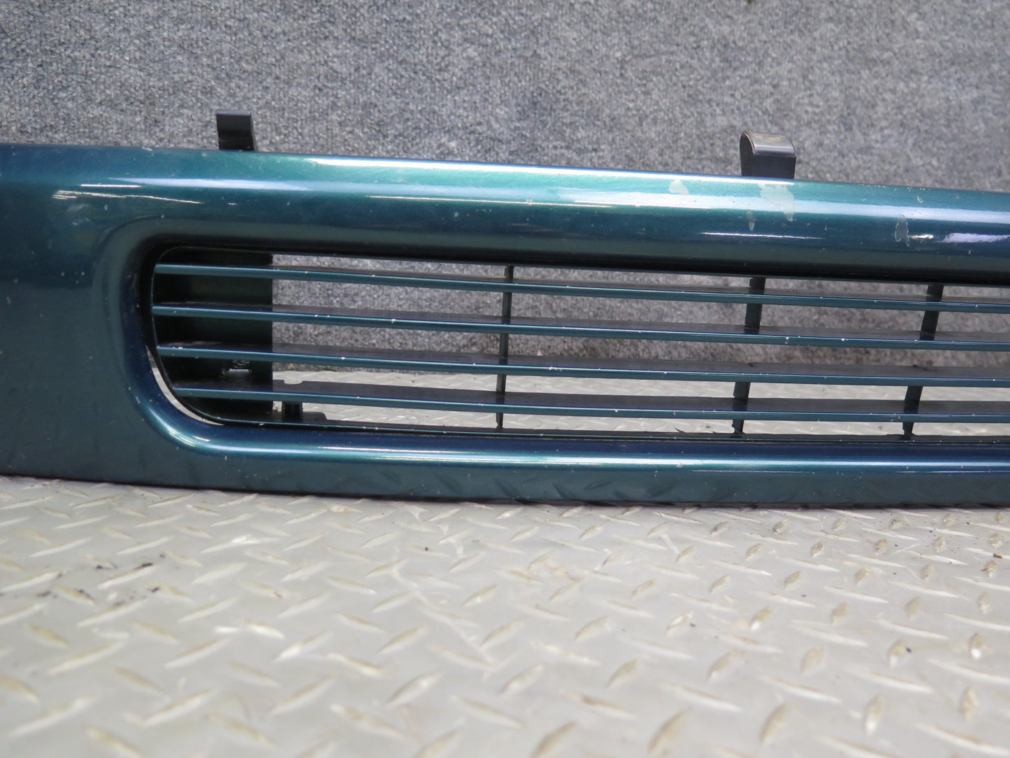 97-03 VW Eurovan T4 Front Radiator Center Lower Grille Green 7D0853654 OEM