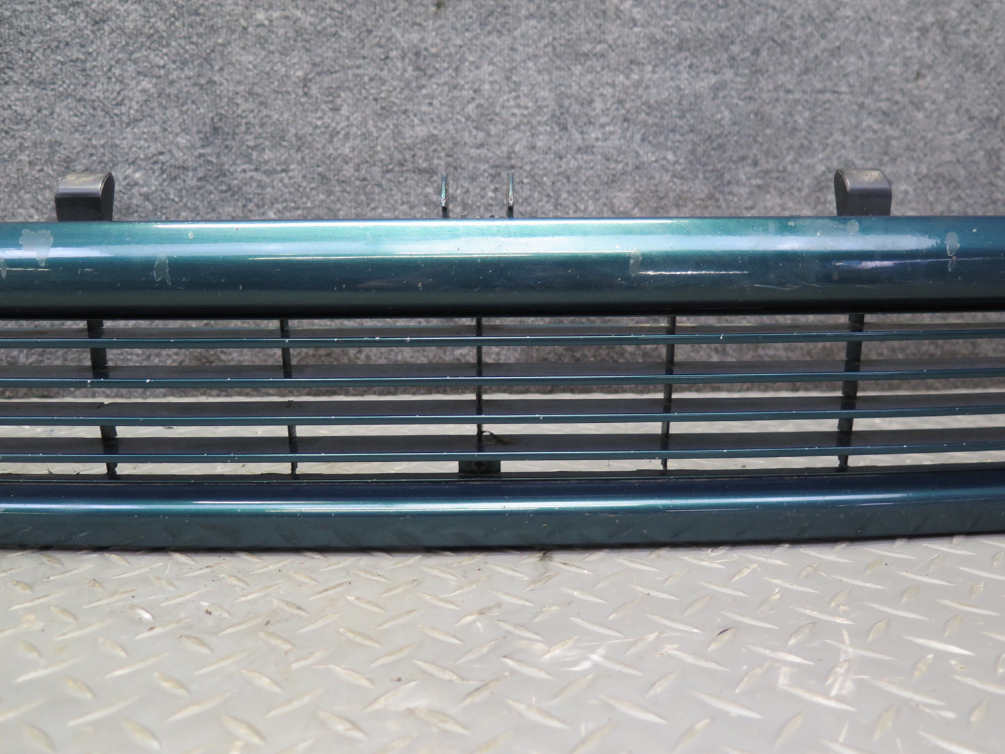 97-03 VW Eurovan T4 Front Radiator Center Lower Grille Green 7D0853654 OEM