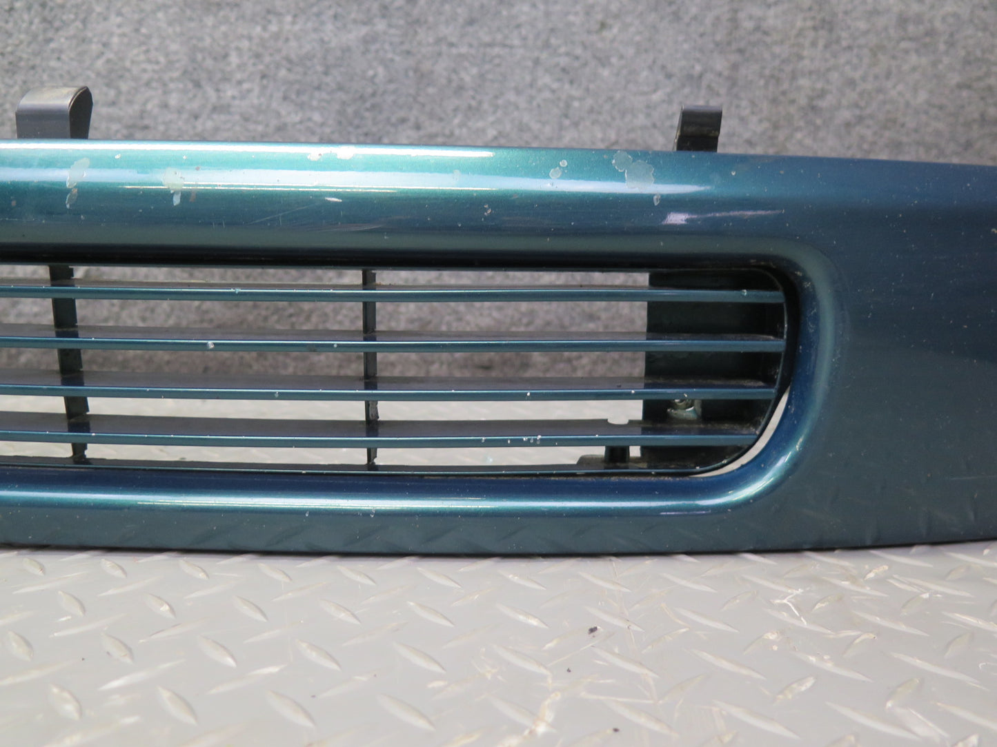 97-03 VW Eurovan T4 Front Radiator Center Lower Grille Green 7D0853654 OEM
