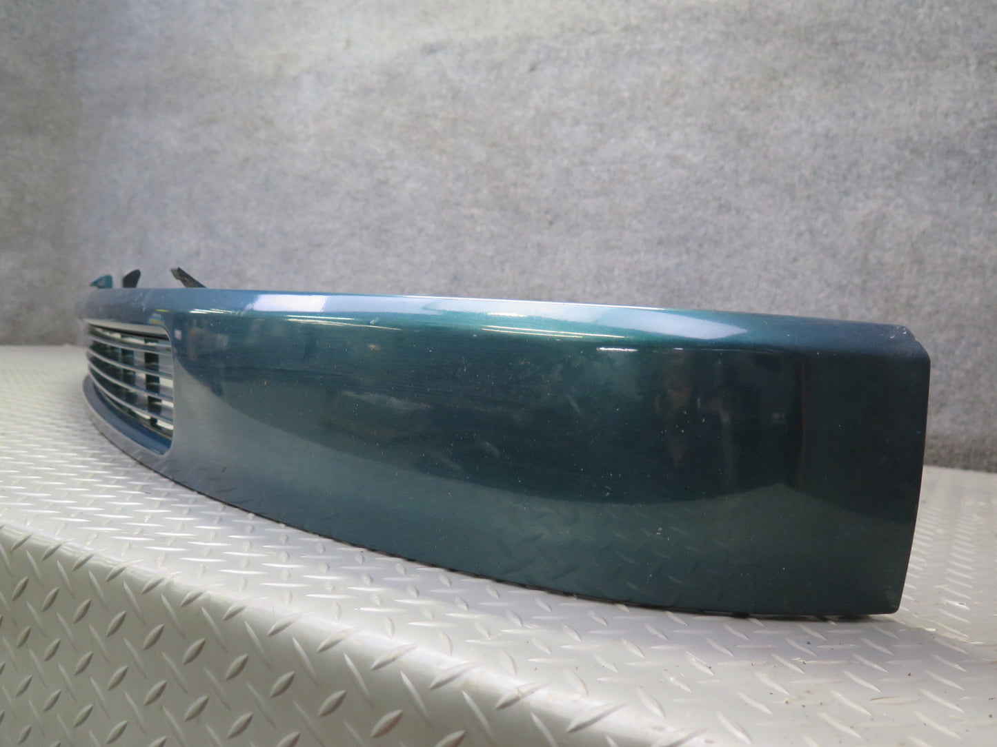 97-03 VW Eurovan T4 Front Radiator Center Lower Grille Green 7D0853654 OEM