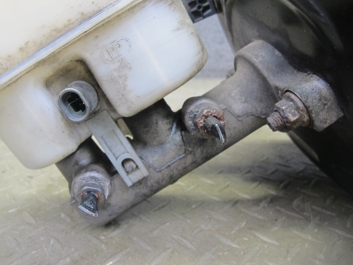 2012-2014 Cadillac Escalade 6.2L Brake Master Cylinder Booster Fluid Reservoir