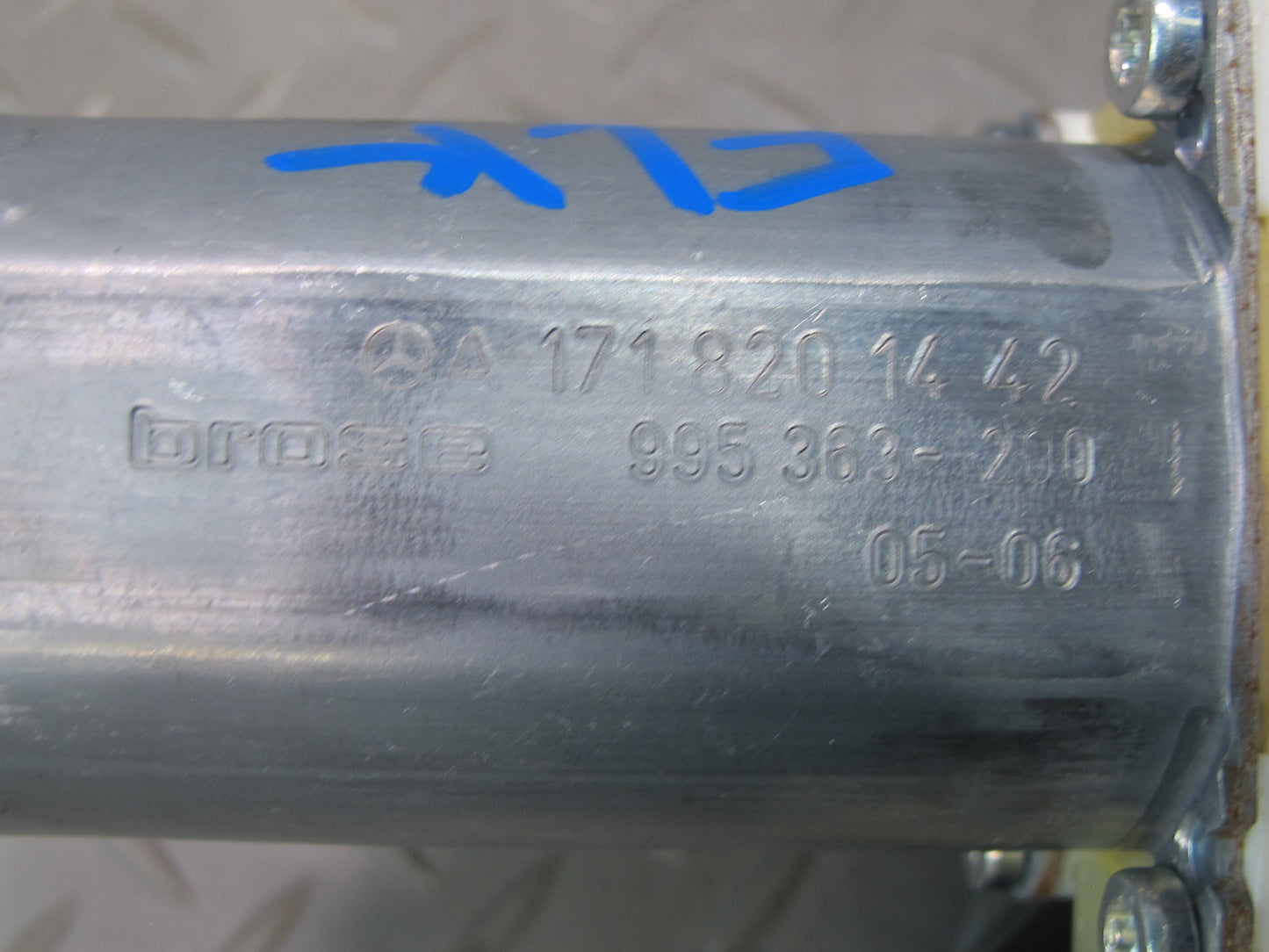 05-11 Mercedes R171 Slk-class Right Door Window Motor 1716902425 OEM