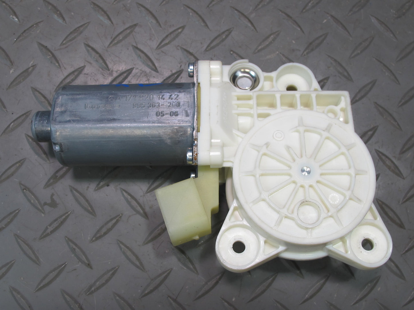 05-11 Mercedes R171 Slk-class Right Door Window Motor 1716902425 OEM