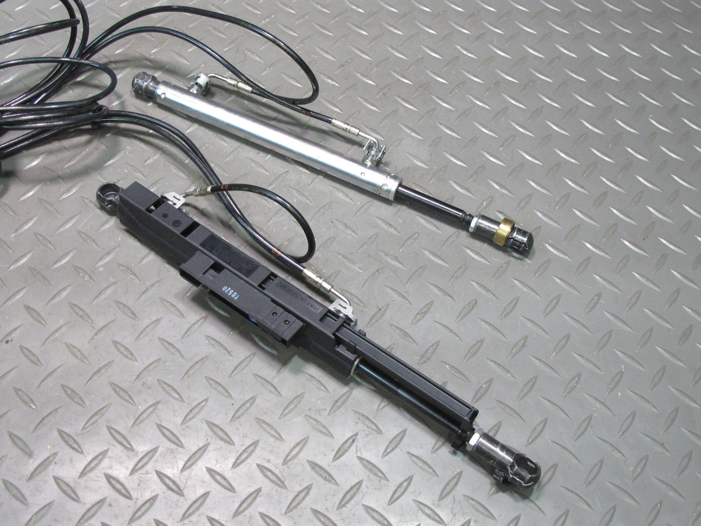 05-11 Mercedes R171 Slk-class Convertible Set of 2 TOP Roof Cylinder Support OEM