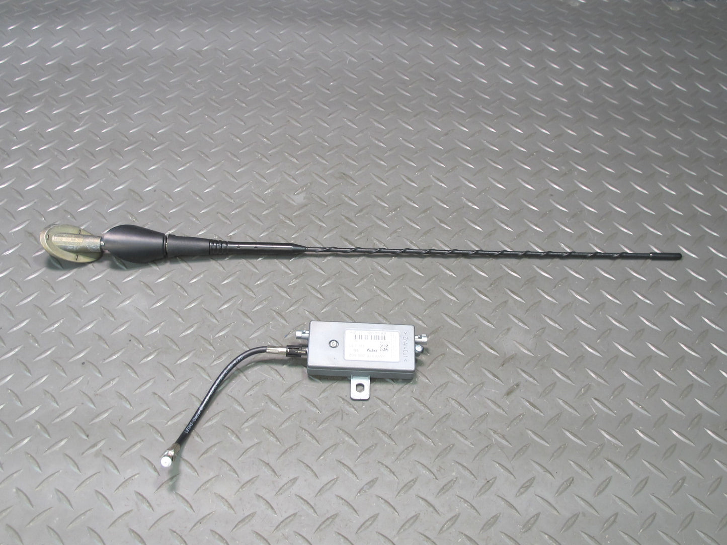 05-11 Mercedes R171 Slk-class Exterior Radio Antenna w Amplifier Module OEM