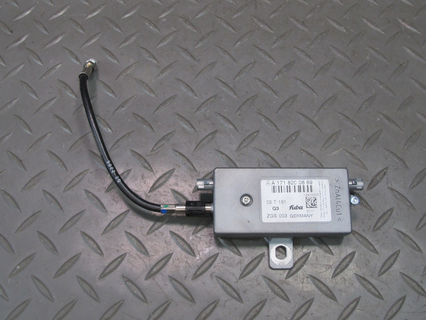 05-11 Mercedes R171 Slk-class Exterior Radio Antenna w Amplifier Module OEM