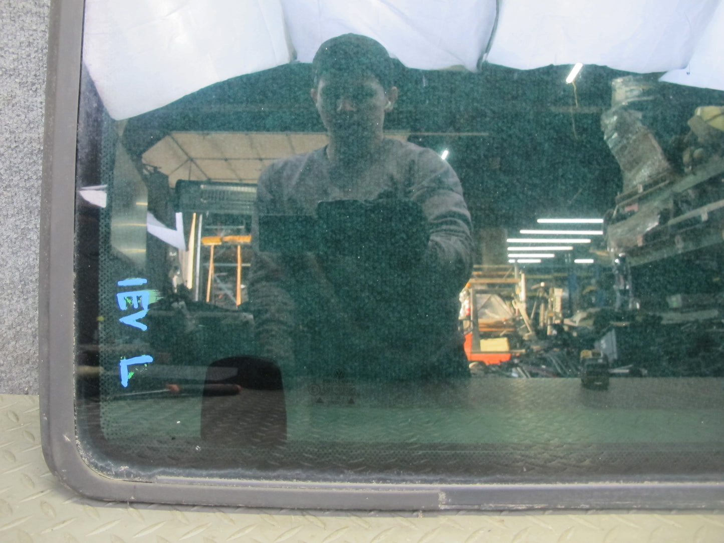 01-03 VW Eurovan T4 Center Middle Left Movable Glass Window OEM