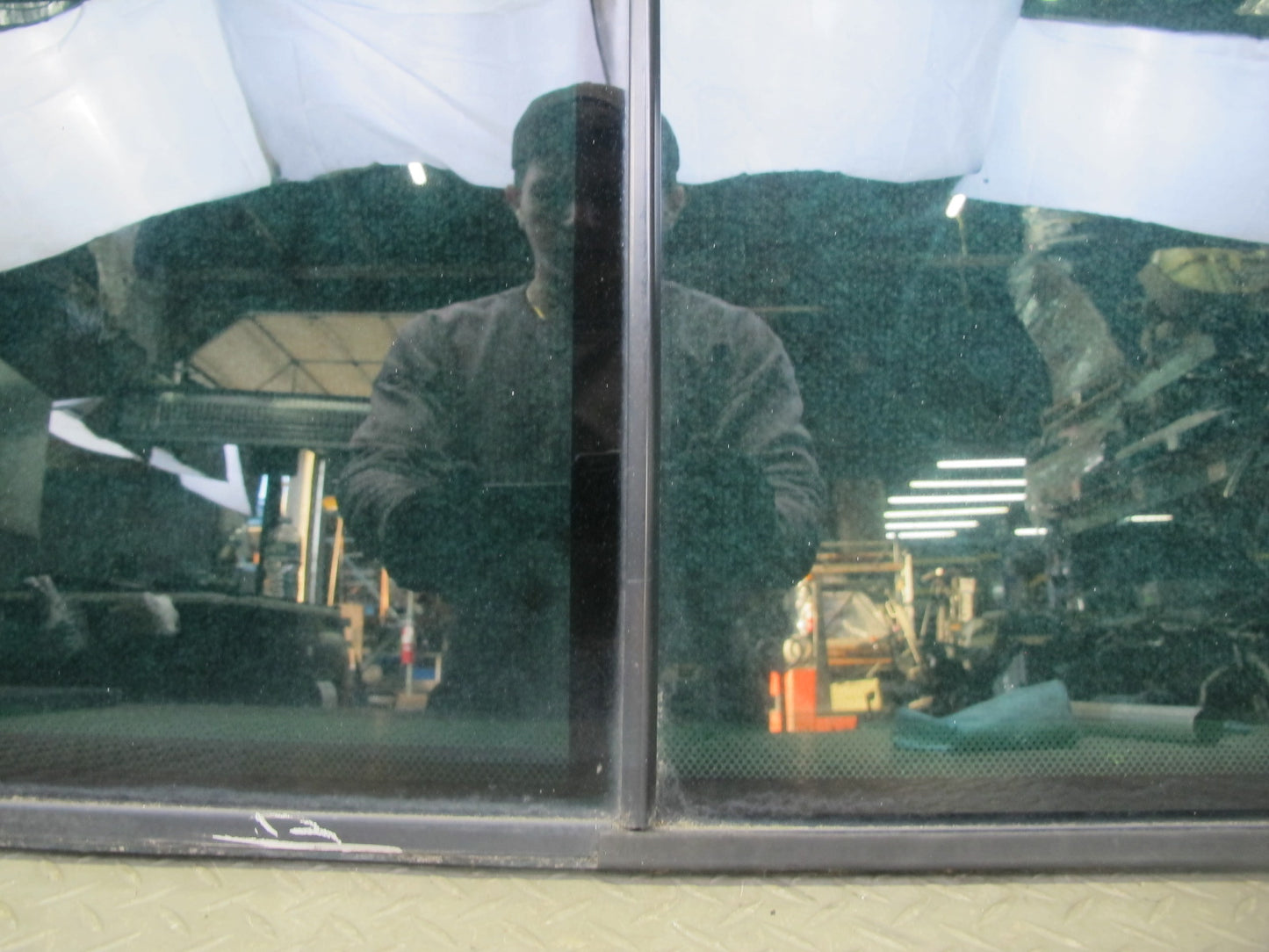 01-03 VW Eurovan T4 Center Middle Left Movable Glass Window OEM