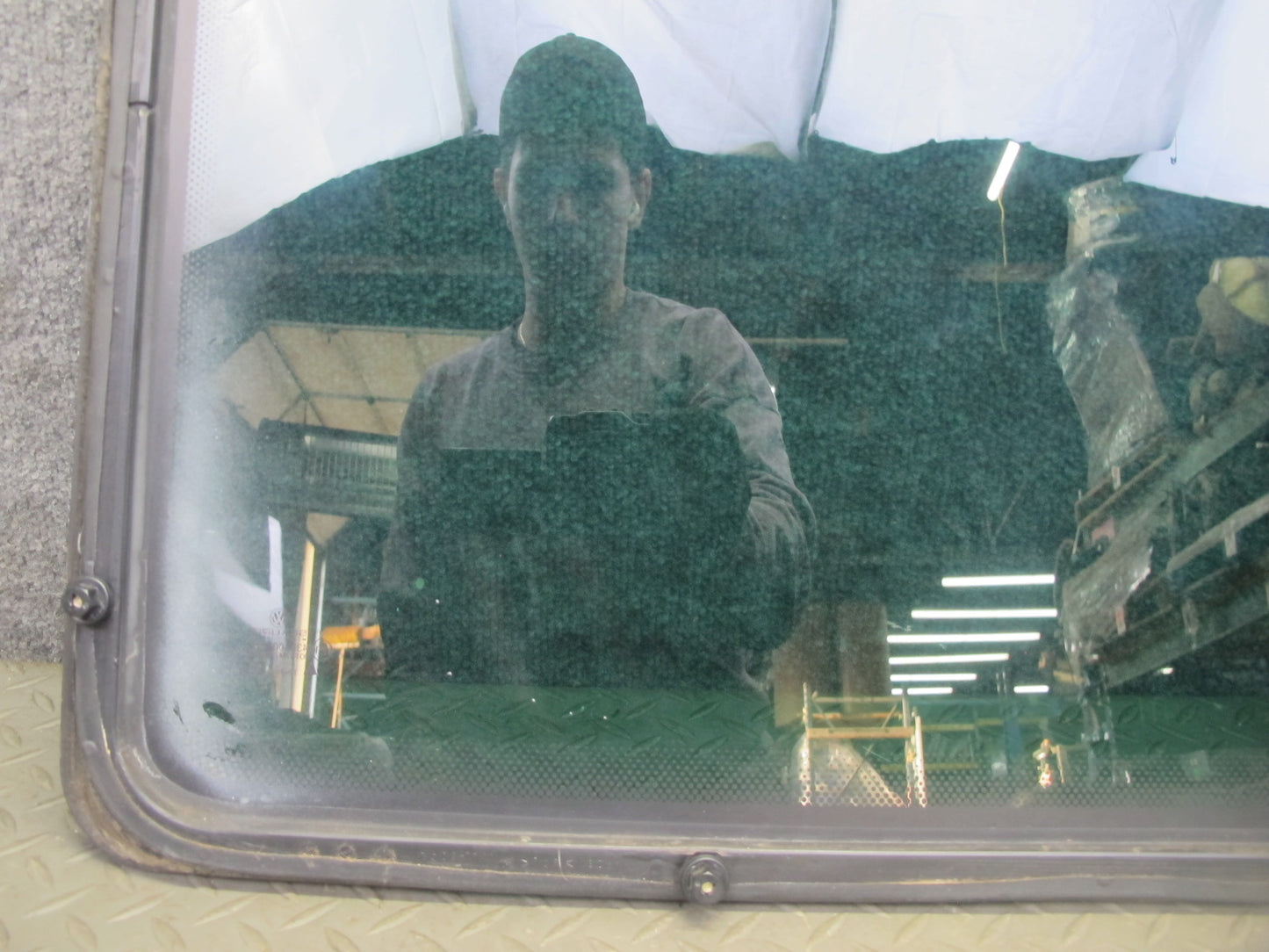 01-03 VW Eurovan T4 Center Middle Left Movable Glass Window OEM