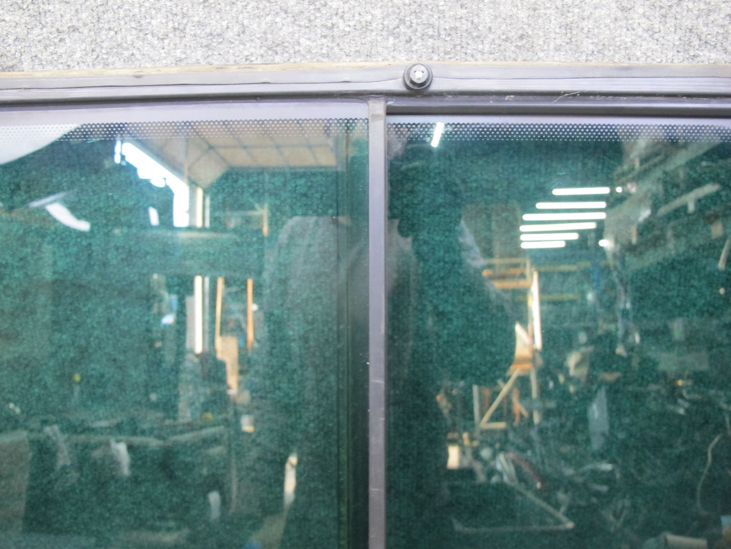 01-03 VW Eurovan T4 Center Middle Left Movable Glass Window OEM