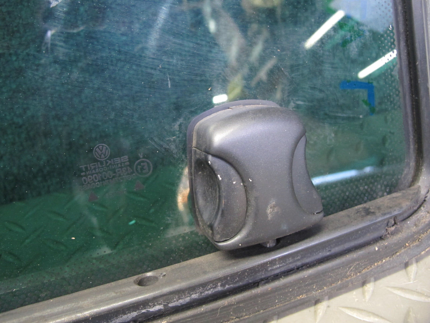 01-03 VW Eurovan T4 Center Middle Left Movable Glass Window OEM