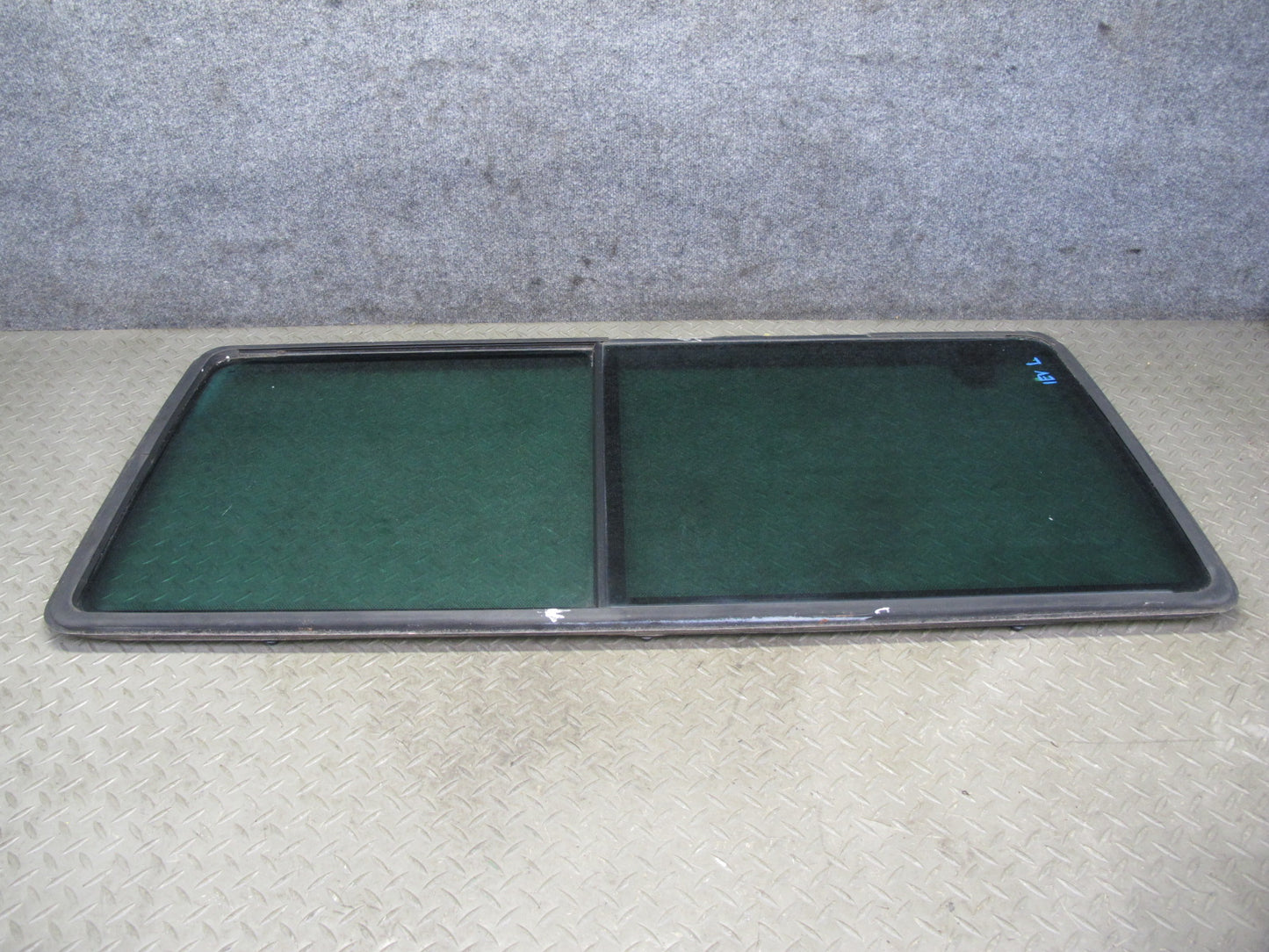 01-03 VW Eurovan T4 Center Middle Left Movable Glass Window OEM