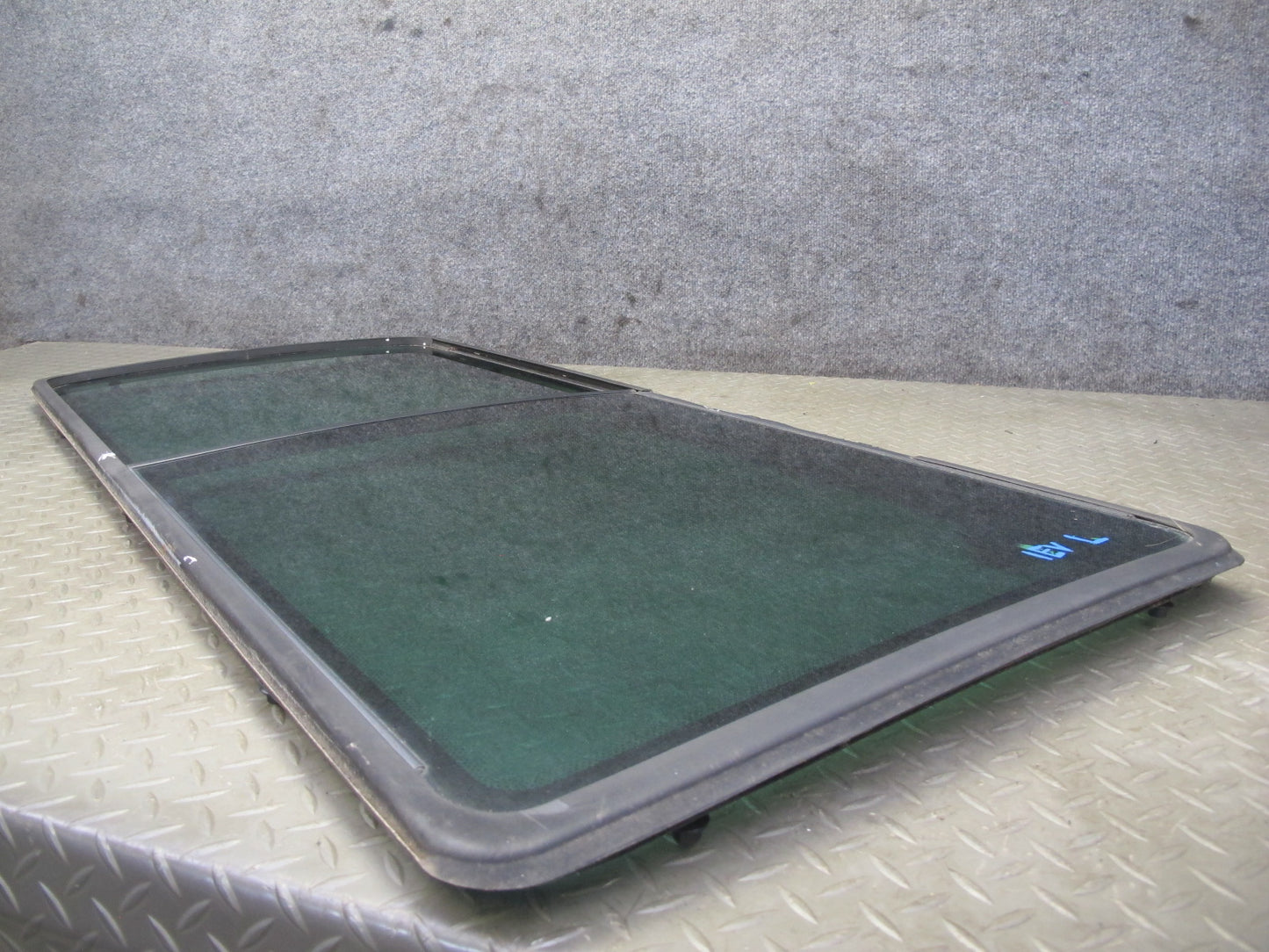 01-03 VW Eurovan T4 Center Middle Left Movable Glass Window OEM