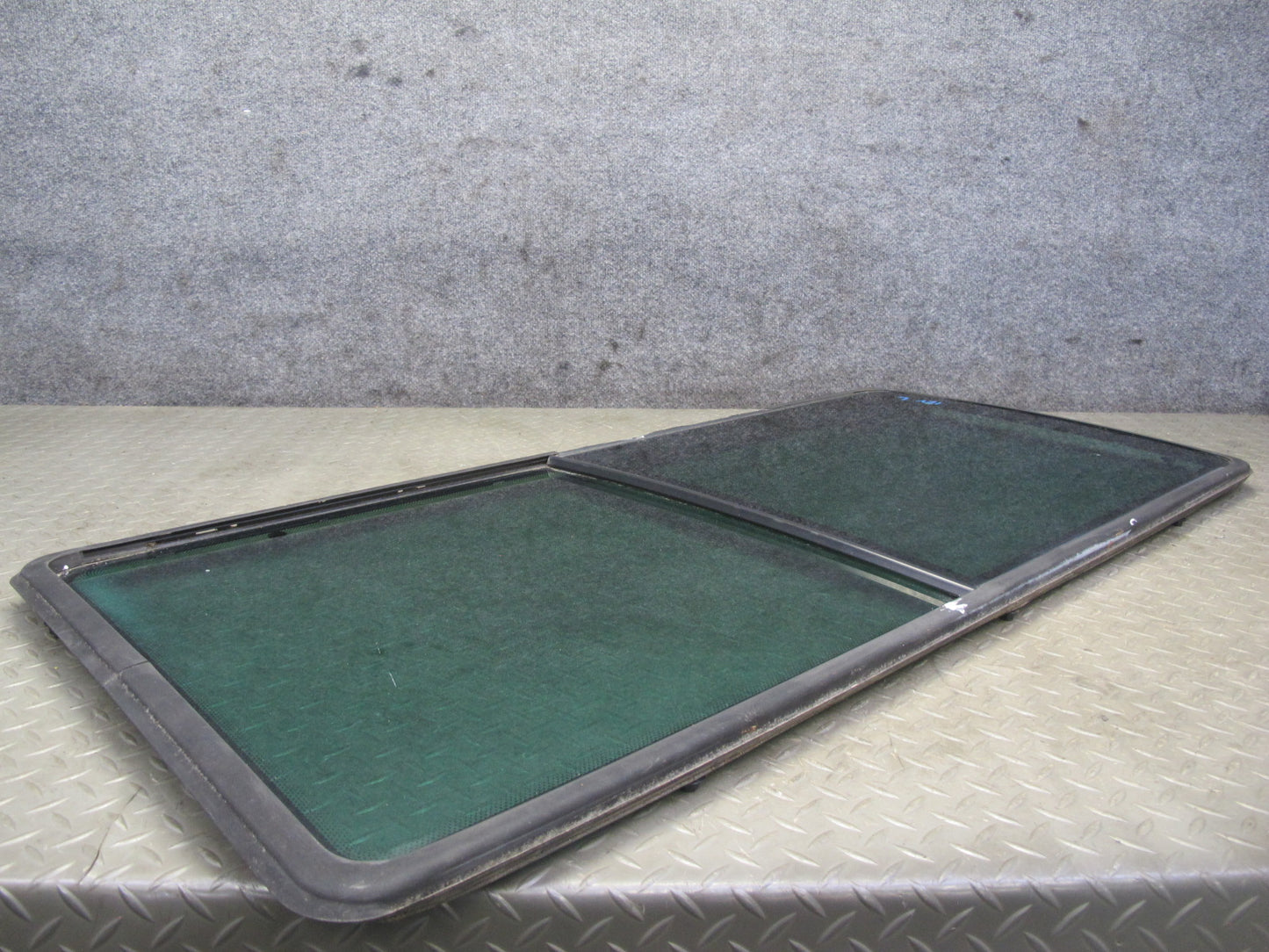 01-03 VW Eurovan T4 Center Middle Left Movable Glass Window OEM